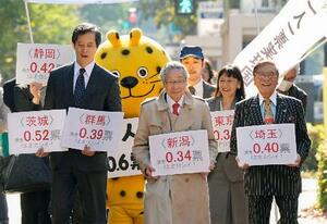 　「１票の格差」訴訟の判決で、東京高裁に向かう原告側の升永英俊弁護士（手前中央）ら＝３０日午後、東京・霞が関