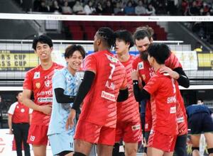 サントリー―大産大 得点を喜ぶサントリーの選手たち=東京体育館