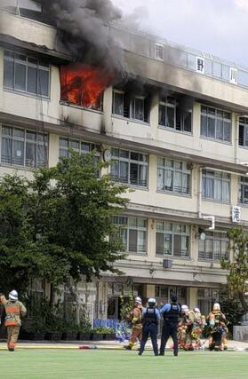 東京都北区立滝野川第三小の校舎から上がる炎＝１９日午前１１時過ぎ（近隣住民提供）