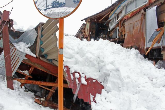 雪の重みで倒壊したとみられる家屋＝３日、柏崎市与板