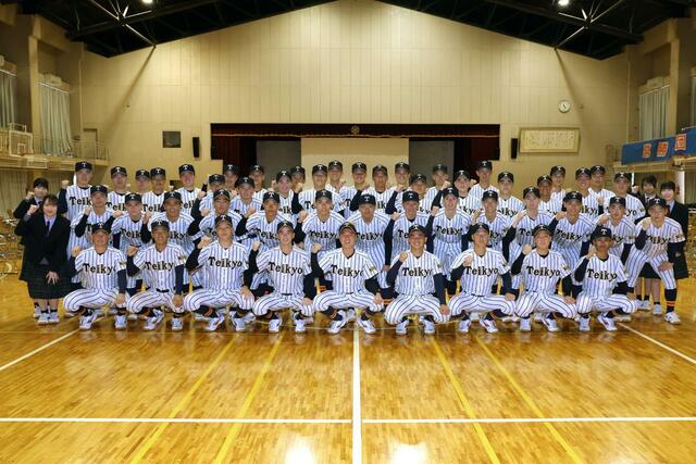 センバツ出場が決まり、記念撮影する帝京長岡高校ナイン＝３０日、長岡市