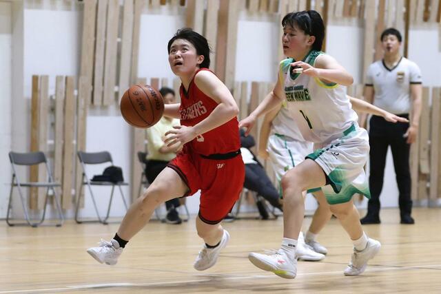 新潟産大付－開志国際　勝利に大きく貢献した開志国際の内田壽音（左）＝６月８日、アオーレ長岡