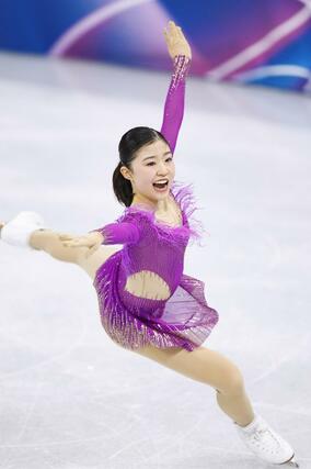 女子ＳＰ　ジャンプの着地を決めた千葉百音＝ミラノ（共同）