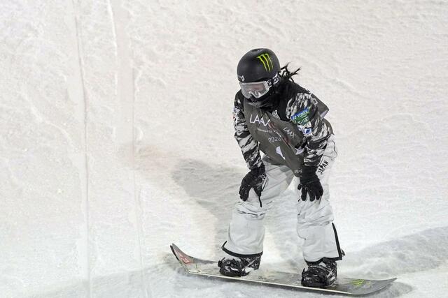 ハーフパイプ第５戦、男子決勝で転倒し引き揚げる平野歩夢＝ラークス（共同）