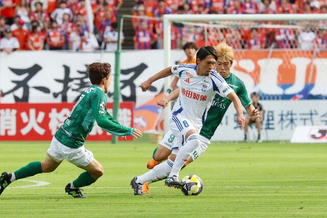 前半、中央でボールを運ぶ新潟の白井永地=18日、味の素スタジアム