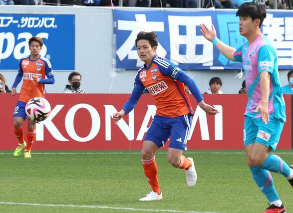 鳥栖－新潟　前半、攻める新加入のＭＦ宮本英治＝駅スタ