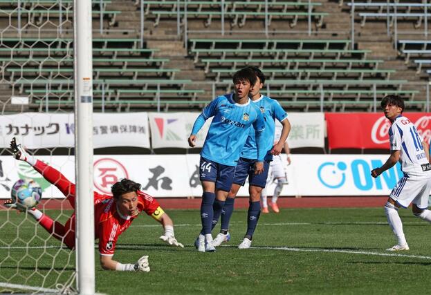 後半３分、新潟の若月大和（右）がバッグヘッドで流し込み２－０＝２２日、香川県丸亀市の四国化成ＭＥＧＬＩＯスタジアム