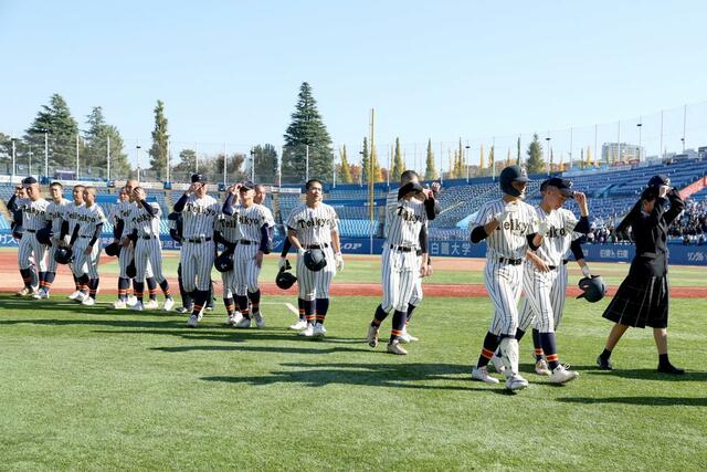 英明－帝京長岡　初戦で敗れベンチに引き上げる帝京長岡の選手たち＝明治神宮野球場