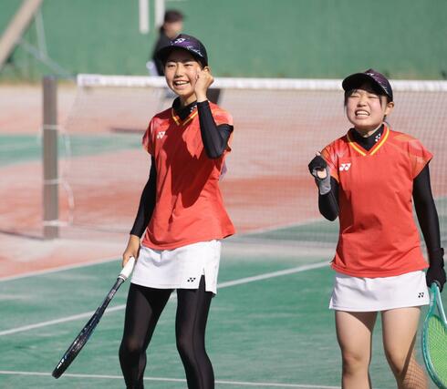 ソフトテニス女子団体決勝　ポイントを取って喜ぶ北越の田口璃乃（左）、伊藤詩音＝５月３１日、新潟市庭球場