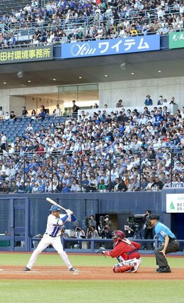 
鋭い打球にスタンドから歓声が上がったプロ野球公式戦「ＤｅＮＡ－広島」＝３０日、新潟市中央区のハードオフ・エコスタジアム
