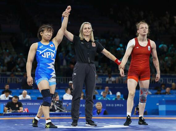 女子６２キロ級決勝　ウクライナ選手（右）を破り、金メダルを獲得した元木咲良＝パリ（共同）