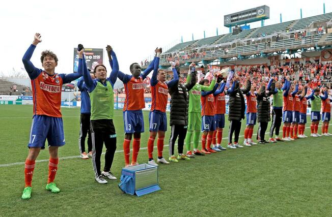 開幕戦を逆転勝利し、サポーターの声援に応える新潟の選手たち＝駅スタ