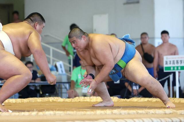 鋭いにらみをきかせる副将・内山龍之介=8月2日、大分県宇佐市