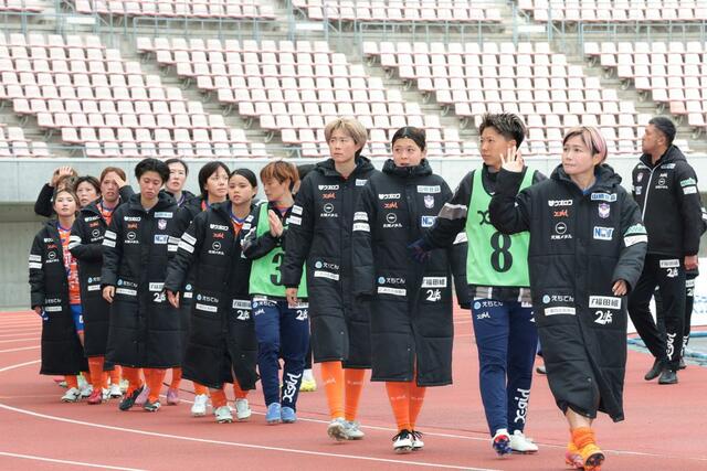 試合後、サポーターにあいさつする新潟Ｌの選手たち＝ビッグスワン