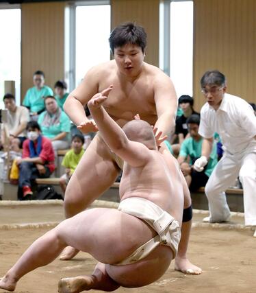 個人無差別級決勝 押し倒しで優勝した新潟総合クラブの岩渕希望夢=上越市の謙信公武道館