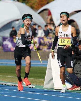 小千谷２区平澤友理（右）が３区上村洵太にたすきを渡す＝７日、新発田市五十公野公園