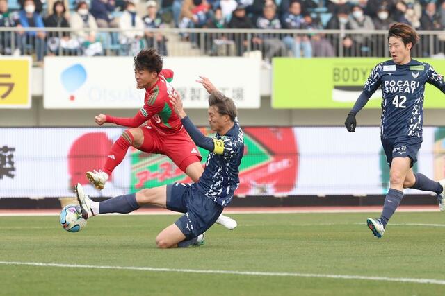 徳島－新潟　後半、ＦＷ若月大和がゴールを狙うも阻まれる＝鳴門大塚