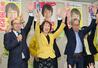 当選確実となり、支持者と二度目の万歳をする菊田真紀子さん=10月27日21時12分、三条市荒町2