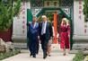 　北京の中南海で並んで歩く、トランプ米大統領（手前右）と中国の習近平国家主席（同左）＝１５日（ロイター＝共同）