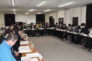 　環境省や山梨県、静岡県などが開いた富士登山のオーバーツーリズム対策に関する協議会＝４日午後、山梨県山中湖村