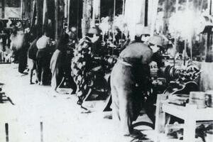 もんぺ姿で軍需工場となった鉄工所で働く女子挺身隊=1944年、長岡市(「新潟県民の太平洋戦争」から)