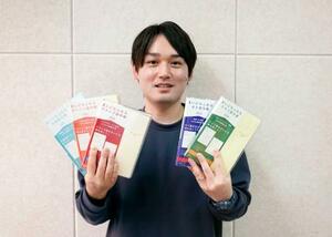 商品を持つ白水社の中沢佑次さん。「外国語に触れてもらうきっかけをつくりたかった」と話す=東京都千代田区