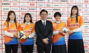 会見に臨む新加入の4選手ら。右から横山笑愛、藤原凛音、橋川和晃監督、宮本妃菜里、新堀華波