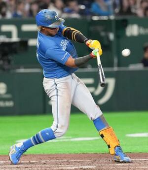 　４回、満塁本塁打を放つ日本ハム・水谷＝東京ドーム