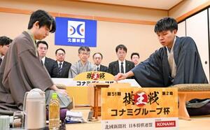 　将棋の第５１期棋王戦コナミグループ杯５番勝負第２局で、藤井聡太棋王（左）と対局する増田康宏八段＝２１日午前、金沢市