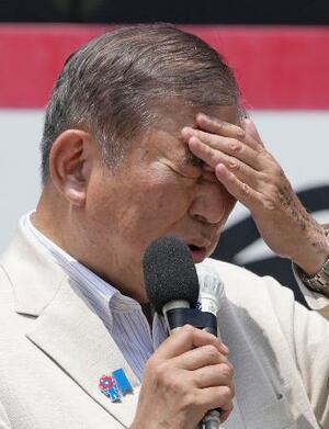 街頭演説で支持を訴える自民党総裁の石破茂首相=2025年7月12日、名古屋市