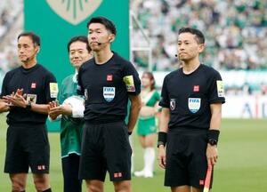 サッカーW杯北中米3カ国大会の担当審判員に選ばれた三原純副審(右)と荒木友輔主審(同2人目)=24日、味スタ