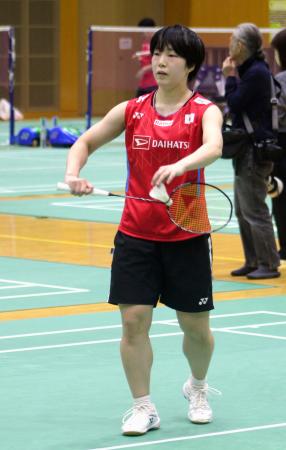 バドミントンの熊本マスターズに向けた強化合宿で、サーブを確認する女子の山口茜=東京都北区