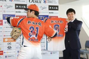 新作のレプリカユニホームを着用する安城健汰選手（左）＝新潟市中央区