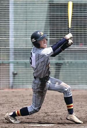 佐渡-関根学園 9回1死一、三塁、サヨナラ犠飛を放つ佐渡の渡辺健太=柏崎市佐藤池(上越支社・渡辺善行)