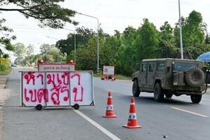 タイ・シーサケート県ガンタララの検問所に掲げられた看板。「進入禁止、衝突地帯」と書かれている=16日(共同)
