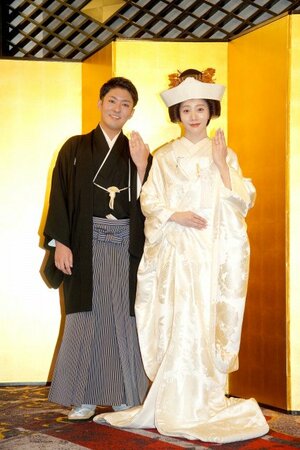披露宴前囲み取材に参加した中村橋之助&能條愛未夫妻 (C)ORICON NewS inc.