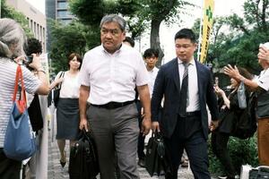 再審請求のため大阪高裁に向かう、緒方秀彦受刑者の弁護団=26日午後