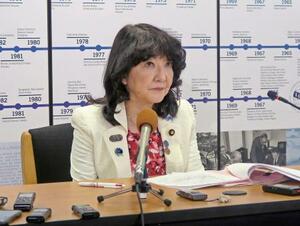 　Ｇ７財務相会合を終え、記者会見する片山財務相＝１７日、ワシントン（共同）