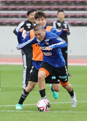軽快なプレーでアピールするFW小見洋太=沖縄県沖縄市