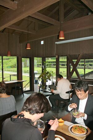 プレオープンした「KITAZAWA KICHI」のカフェでランチを楽しむ人たち=7月12日、佐渡市相川北沢町