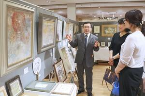 展示作品を解説する浦上義昭さん=長岡市城内町1
