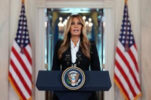 ホワイトハウスで記者会見するメラニア・トランプさん=10日、ワシントン(AP=共同)
