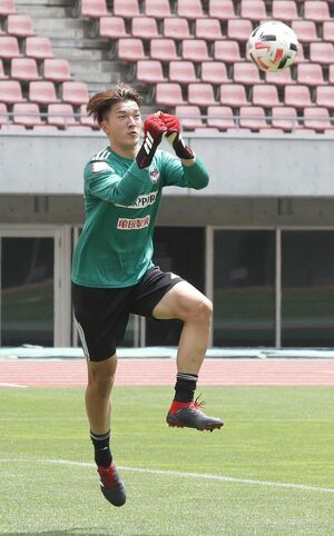 練習するGK藤田和輝=2020年7月、ビッグスワン