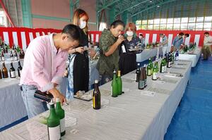 日本酒ファンが全国の銘柄を味わった試飲会=10月6日、上越市吉川区