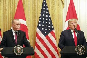 　２０１９年、ホワイトハウスで記者会見するトランプ米大統領（右）とトルコのエルドアン大統領＝ワシントン