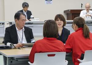 鳥取県議補選で、立候補者の「2馬力」防止のための宣誓書などを確認する県選管の職員=5月、鳥取県米子市