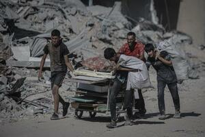 ガザ北部ガザ市で、生活を再建しようとするパレスチナ人ら=28日(ゲッティ=共同)