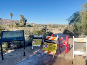 2日、米カリフォルニア州のジョシュアツリー国立公園の管理事務所近くで、封鎖されたハイキングロード(共同)