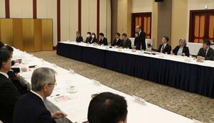 労使で賃上げなどについて意見交換した懇談会=2月28日、新潟市中央区の新潟東映ホテル