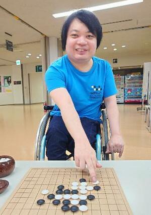 五目並べを競技化した連珠で世界一になった中山智晴さん=7日、群馬県内